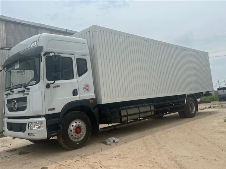 Hình ảnh ngoại thất xe tải thùng kín container Dongfeng D12
